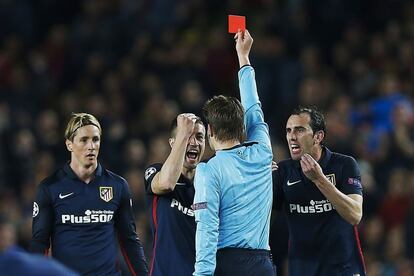 El árbitro muestra la roja a Torres ante Gabi y Godín.