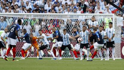 El delantero francés Antoine Griezmann abre el marcador antes Argentina.
