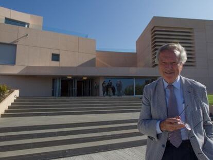 Rafael Moneo en la entrada del Museo de la Universidad de Navarra.