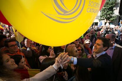 El líder de Ciudadanos, Albert Rivera, saluda a una manifestante.