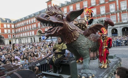 Una carroza de un pasacalles barroco se pasea por la Plaza Mayor de Madrid.