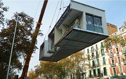 Un dels pisos prefabricats que s&rsquo;instal&middot;len als terrats de l&rsquo;Eixample barcelon&iacute;.