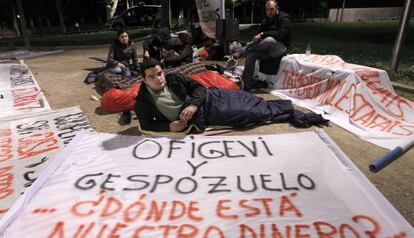 Miembros de la Asociación de Cooperativistas Afectados del Sureste durante la acampada celebrada en la Cuesta de Moyano de Madrid.