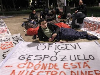 Miembros de la Asociación de Cooperativistas Afectados del Sureste durante la acampada celebrada en la Cuesta de Moyano de Madrid.