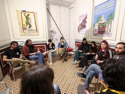 Reunión del Sindicato de Inquilinas e Inquilinos en La Casa Invisible de Málaga.