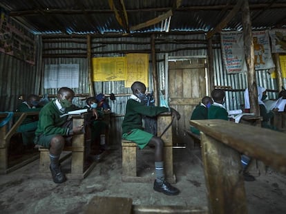 Los alumnos se sientan distanciados en un aula en el colegio Destiny Junior de Mathare, uno de los barrios más deprimidos de Nairobi, en Kenia, el 4 de enero de 2021.