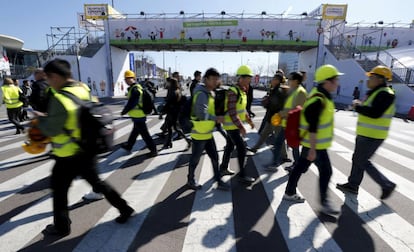 Treballadors con los últimos preparativos al MWC.