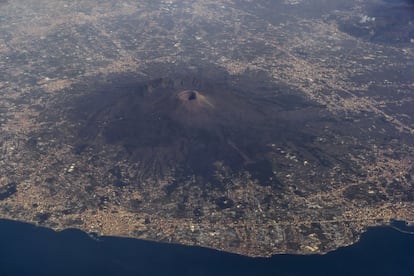 Este volcán activo frente a la bahía de Nápoles, dentro de su área metropolitana, se eleva 1.281 metros sobre el nivel del mar, aunque probablemente fuera más alto antes de la erupción del año 79 d.C., que sepultó en lava las ciudades próximas de <a href="http://pompeiisites.org/ " target="_blank">Pompeya (uno de los yacimientos arqueológicos más visitados del mundo) </a> y Herculano, y el lugar de vacaciones Oplontis, actual Torre Annunziata. Hay rutas señalizadas para subir a pie hasta su cresta, una atracción muy popular y conquistada por varias tiendas de 'souvenirs'. La entrada cuesta 10 euros e incluye una visita guiada para conocer el entorno, que es parque nacional y reserva de la biosfera de la Unesco.