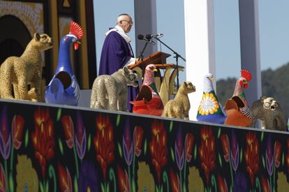 El papa Francisco denunció hoy con palabras muy duras el trato a las comunidades indígenas que han sido "mareadas por el poder", "despojadas de sus tierras" y "excluidas de la sociedad".