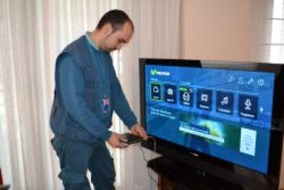 Instalación de fibra óptica en un hogar.