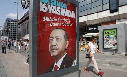 Una mujer pasa delante de un cartel con la imagen del presidente turco Recep Tayyip Erdogan el s&aacute;bado en Ankara.