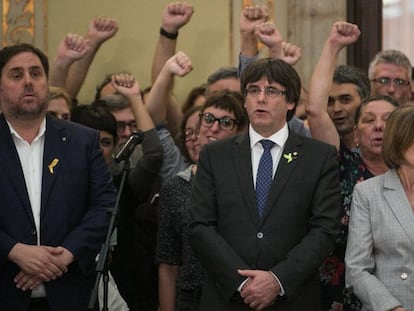 Junqueras, Puigdemont y Forcadell tras la proclamación de la república en 2017.