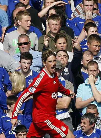 Torres celebra su primer tanto, ayer, contra el Everton.