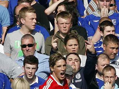 Torres celebra su primer tanto, ayer, contra el Everton.