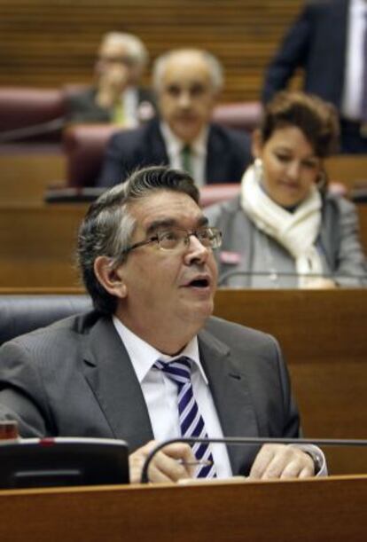 El consejero de Hacienda, José Manuel Vela, en las Cortes.