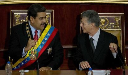 Maduro junto a Henry Ramos Allup, presidente de la Asamblea.