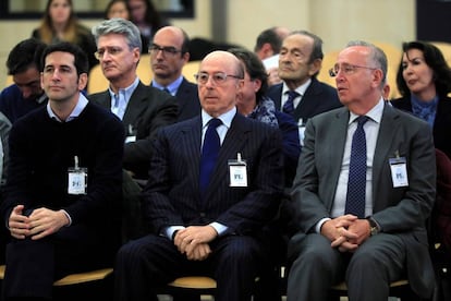 Fotografía de archivo del antiguo presidente del grupo Pescanova Manuel Fernández de Sousa-Faro (d), sentado en el banquillo de la Audiencia Nacional.