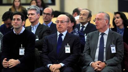 Fotografía de archivo del antiguo presidente del grupo Pescanova Manuel Fernández de Sousa-Faro (d), sentado en el banquillo de la Audiencia Nacional.