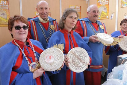 Miembros de la Cofradía del Brie de Melun muestran el queso elaborado en esta localidad francesa, ayer, en Ordizia.