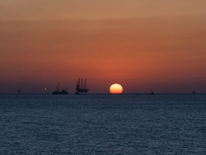 Varias plataformas petroleras, en aguas del golfo Pérsico.