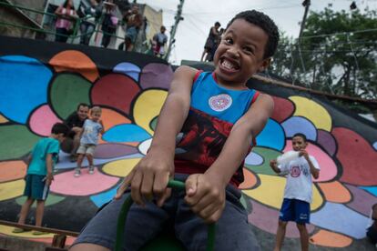 Los niños juegan en el jardín recién inaugurado diseñado por el paisajista francés Stanislas Alaguillaume en la favela de Prazeres en Río de Janeiro, Brasil, anteriormente era un basurero, 1 de noviembre de 2013.