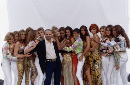 Gianni Versace, rodeado de supermodelos como Naomi Campbell, Cindy Crawford, Linda Evangelista o Claudia Schiffer, en Milán, en marzo de 1991.