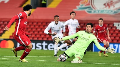 Courtois detiene un tiro de Salah en la vuelta de los cuartos de Champions en Anfield el 14 de abril.