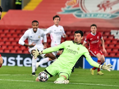 Courtois detiene un tiro de Salah en la vuelta de los cuartos de Champions en Anfield el 14 de abril.