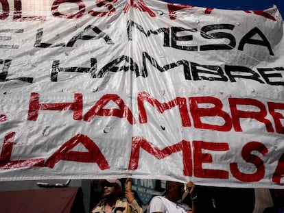 Manifestantes de grupos piqueteros marchan en Buenos Aires el 5 de abril pasado.