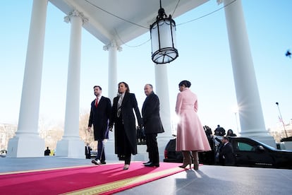  Usha Vance, el segundo caballero Doug Emhoff, la vicepresidenta Kamala Harris y el vicepresidente electo, J.D. Vance, llegan a las ceremonia de toma de posesin en la Casa Blanca.