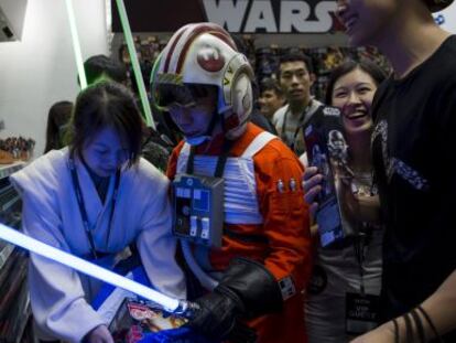 Fans compran objetos de la película Star Wars en Hong Kong.