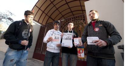 Estudiantes de Secundaria de Valencia con pasquines sobre la protesta contra la reforma educativa.
