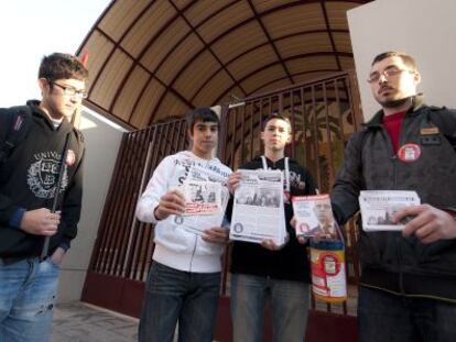 Estudiantes de Secundaria de Valencia con pasquines sobre la protesta contra la reforma educativa.