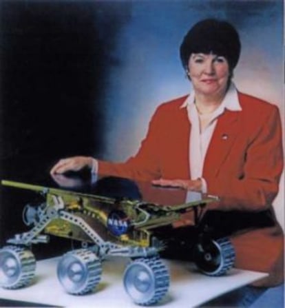 La ingeniera Donna Shirley con una maqueta a tamaño natural del primer todoterreno de Marte Sojourner, en 1997.