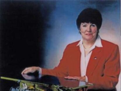La ingeniera Donna Shirley con una maqueta a tamaño natural del primer todoterreno de Marte Sojourner, en 1997.