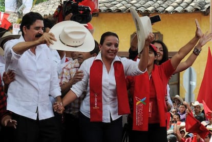 El expresidente de Honduras, Manuel Zelaya, acompaña a su esposa Xiomara Castro durante su campaña.