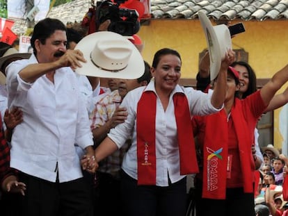El expresidente de Honduras, Manuel Zelaya, acompa&ntilde;a a su esposa Xiomara Castro durante su campa&ntilde;a. 