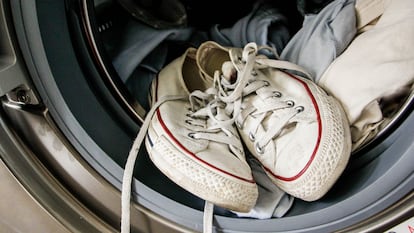 Lavar las zapatillas en la lavadora puede llegar a dañar sus materiales.
