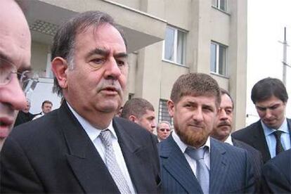 Ramzán Kadírov, en el centro, observa a Álvaro Gil-Robles el domingo en Grozni.