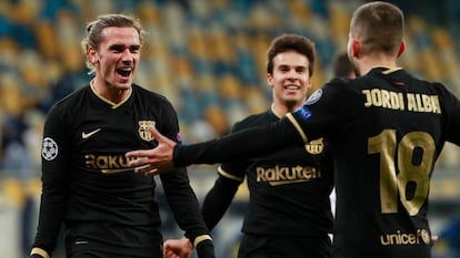 Griezmann celebra con Jordi Alba y Riqui Puig el cuarto gol del Barcelona en Kiev.