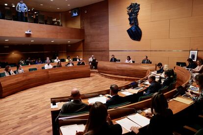 El Ayuntamiento de Valencia celebra su primera sesión plenaria tras el pacto de gobierno PP-Vox alcanzado el pasado viernes, que tiene lugar en la sede de la Diputación por las obras iniciadas en el hemiciclo municipal.