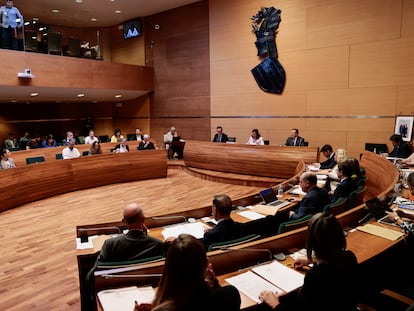 El Ayuntamiento de Valencia celebra su primera sesión plenaria tras el pacto de gobierno PP-Vox alcanzado el pasado viernes, que tiene lugar en la sede de la Diputación por las obras iniciadas en el hemiciclo municipal.