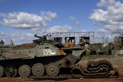 Un tanque destrozado en una carretera este viernes en los alrededores de Járkov (este), en una de las zonas recuperadas por las tropas ucranias.