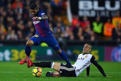 Paulinho Bezerra del  FC Barcelona se marcha de Rodrigo Moreno.