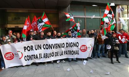 Trabajadores del sector de seguridad privada, en la concentración de Bilbao.