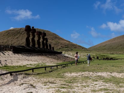 Dos turistas se fotografían delante de los moáis de Anakena, en la Isla de Pascua, el 5 de agosto.