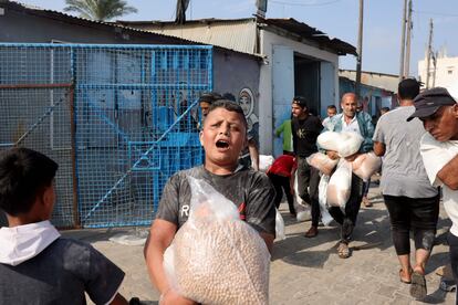 Un niño sostenía una bolsa de garbanzos recogidos en un centro de suministro de ayuda gestionado por la ONU en Deir al Balah, en el sur de la franja de Gaza. 