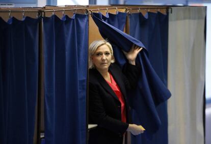 La candidata ultraderechista en las elecciones presidenciales francesas, Marine Le Pen, vota para la segunda vuelta de los comicios en su feudo electoral de Hénin-Beaumont, en el norte de Francia.