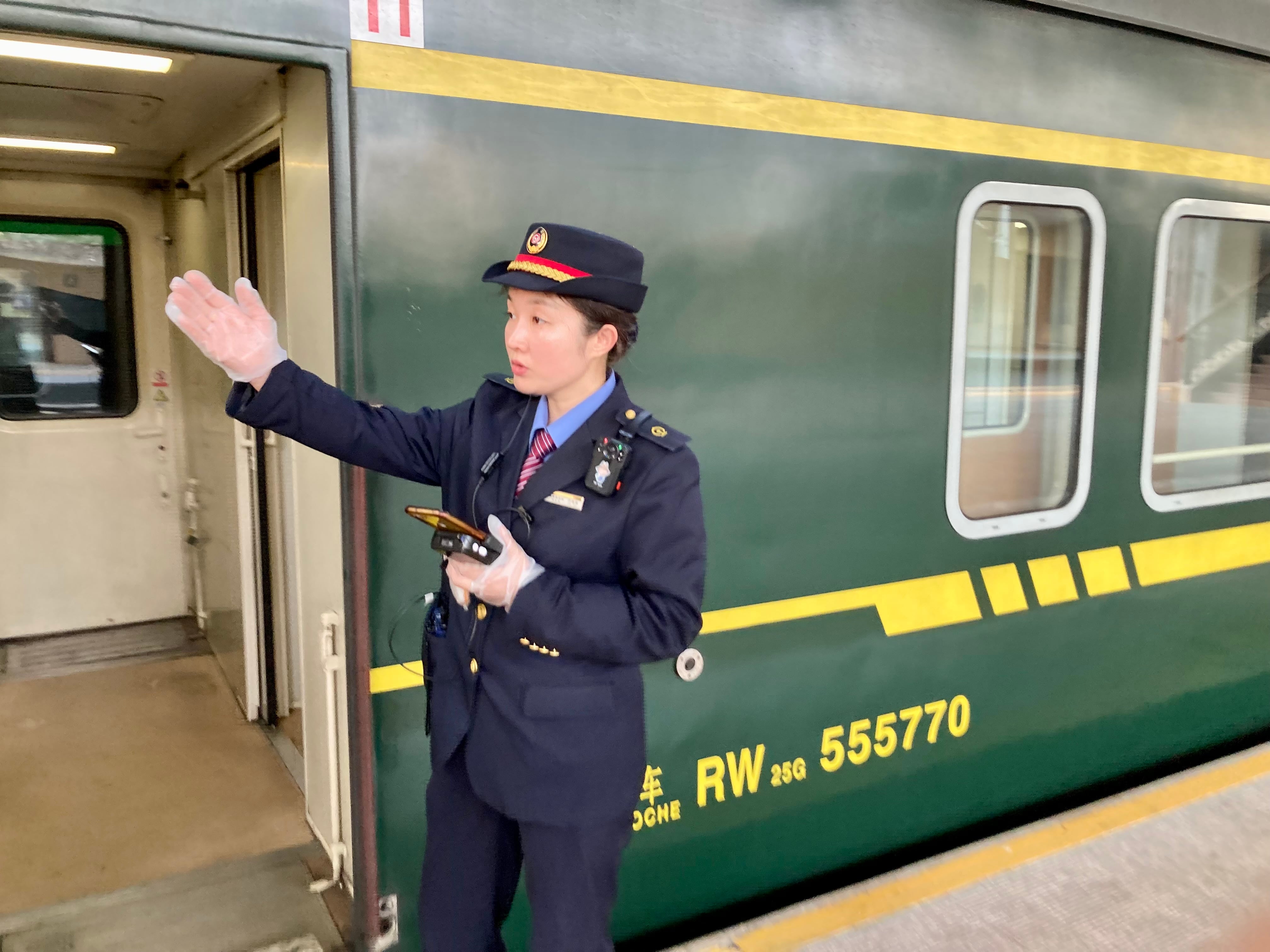 Una revisora en el andén de la estación de tren de Pekín, el miércoles 25 de marzo.