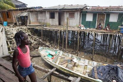 Las viviendas palafíticas de la zona son una seña de identidad de la población afrodescendiente del Pacífico colombiano. La pesca tradicional continua siendo una de las actividades de los habitantes de esta calle.